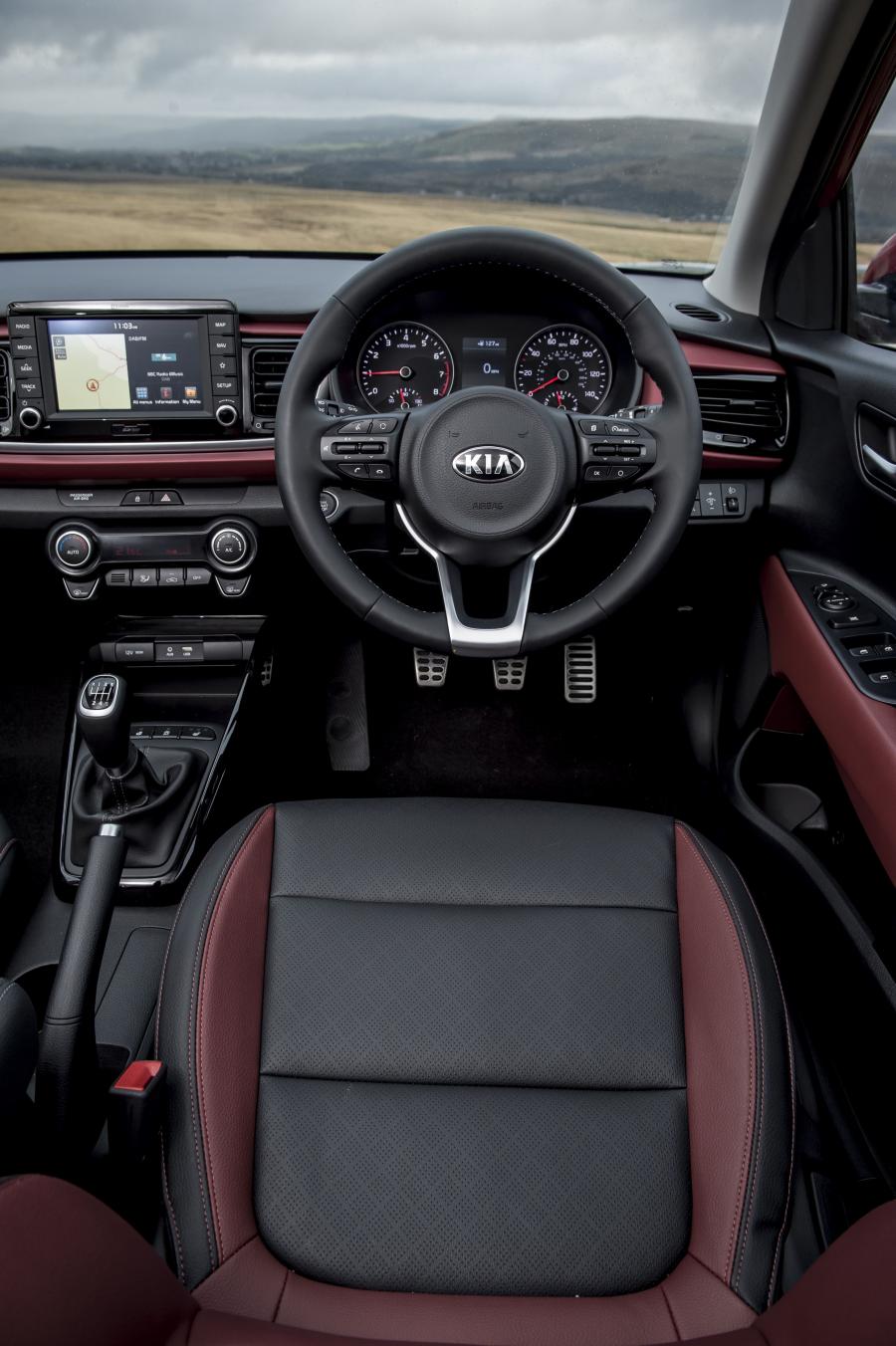 Панель приборов Kia Rio First Edition 2017 года  (UK) (фото 61 из 70)